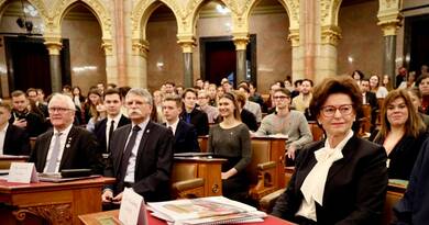 Fiatalok, akik nem félnek nagyot álmodni: történelmi jelentőségű párbeszéd kezdődött az Országházban