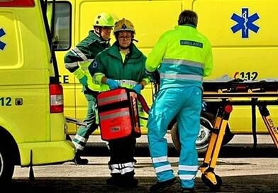 Súlyos baleset történt egy forgalmas úton, két autó frontálisan ütközött, a mentők a helyszínen vannak.