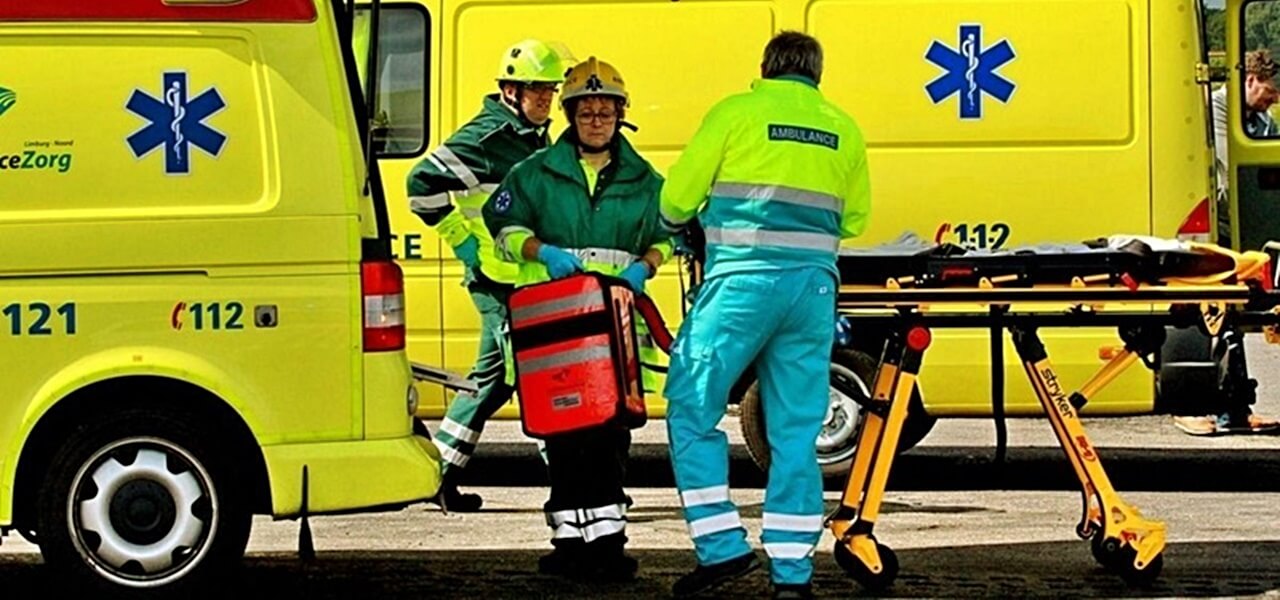 Súlyos baleset történt egy forgalmas úton, két autó frontálisan ütközött, a mentők a helyszínen vannak.