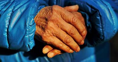 Karácsonyi élelmiszercsomag nyugdíjasoknak! Ők kapják meg, így lehet igényelni!