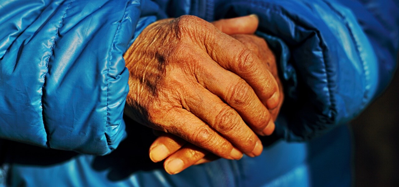 Karácsonyi élelmiszercsomag nyugdíjasoknak! Ők kapják meg, így lehet igényelni!