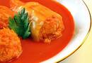 A tökéletes töltött paprika titka: így készül a selymes szósz és a puha húsgombóc