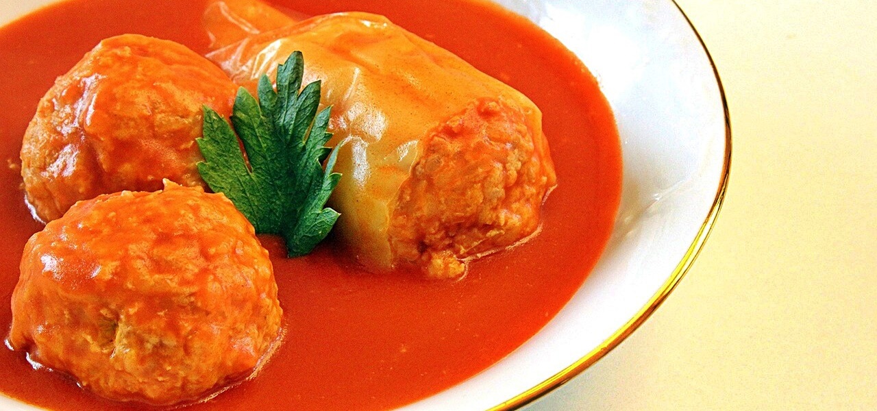 A tökéletes töltött paprika titka: így készül a selymes szósz és a puha húsgombóc
