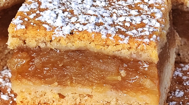 Ez a lágy, édes csoda percek alatt elkészül – Próbáld ki a mennyei almás pite szeleteket