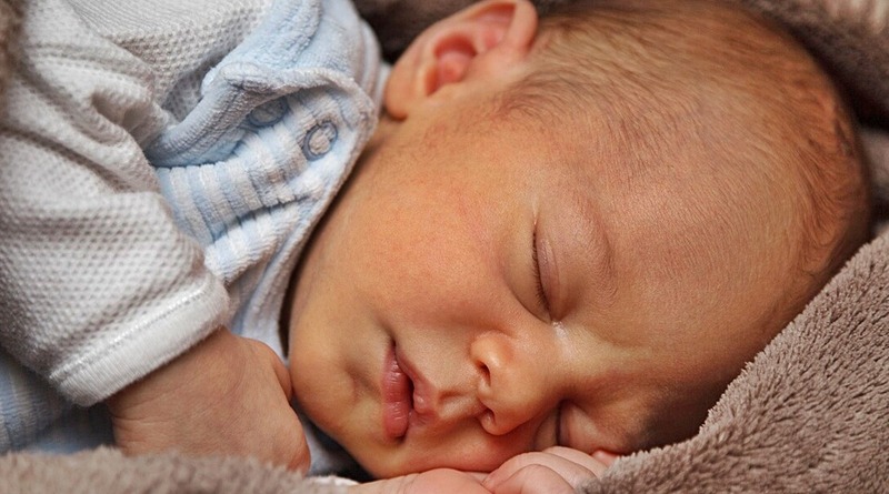 Elképesztő módszer: Így altathatsz el egy síró babát 1 perc alatt!