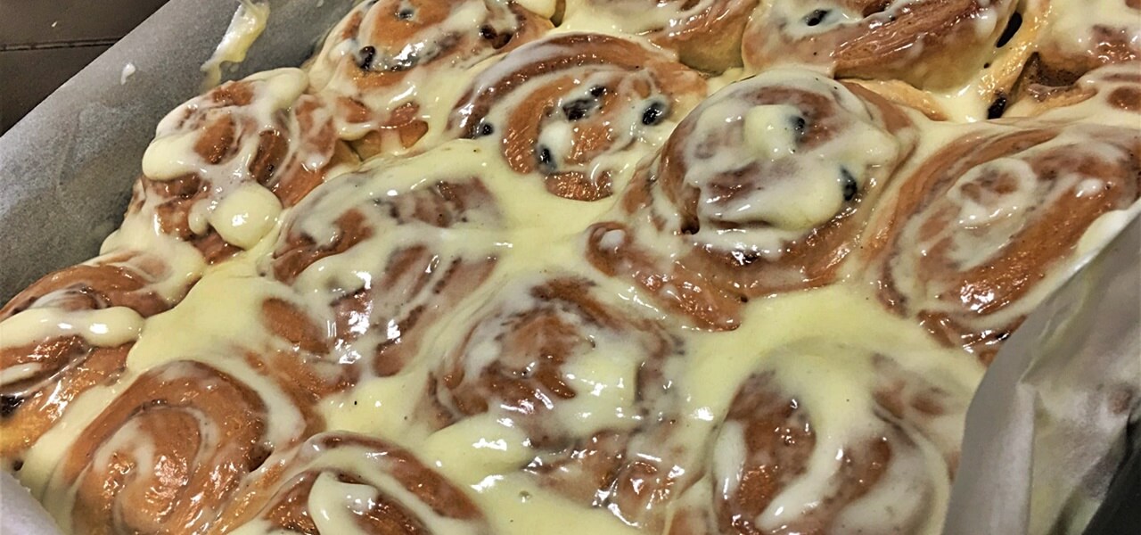 Karácsonyi krémes fahéjas csiga recept, omlós, napokig vaj puha marad