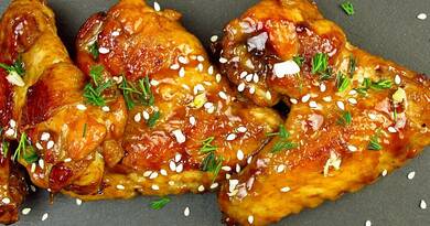 Isteni finom! Így készül a mézes-szezámmagos csirkeszárny