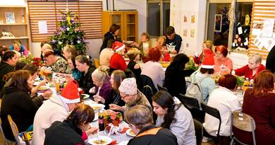 A Julienne Kft. története nem egy egyszerű adományozással kezdődött. Már az induláskor minden eladott ebéd árából 5 forintot különítettek el beteg gyerekek gyógyítására, később pedig évtizeden át napi 100 extra adag ételt főztek a Magyar Máltai Szeretetszolgálat számára.