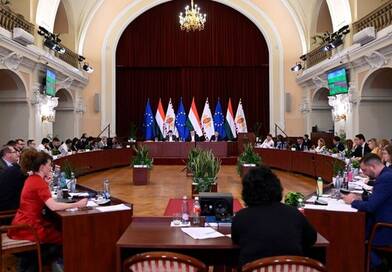 A Demokratikus Koalíció (DK) szerint Budapestnek nem hitelre, hanem a visszatartott pénzére van szüksége.