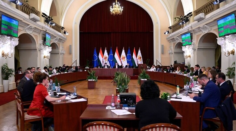 A Demokratikus Koalíció (DK) szerint Budapestnek nem hitelre, hanem a visszatartott pénzére van szüksége.