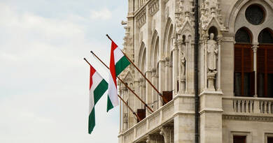 Országházi Gyermekkarácsony 2025. Kövér László Nemzetközi Gyermekmentő Szolgálat. Kapu Tibor űrhajós a Parlamentben. Peter Srámek, Oláh Gergő Vastag Csaba fellépés. Ünnepi esemény gyerekeknek az Országházban.