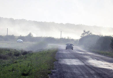 Vigyázat az utakon! Ónos szitálás és sűrű köd nehezíti a hétfő reggelt: Itt a friss riasztás