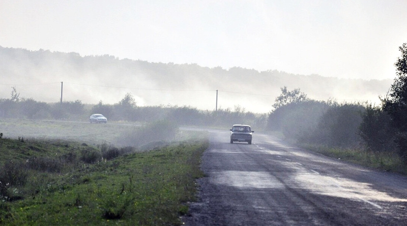 Vigyázat az utakon! Ónos szitálás és sűrű köd nehezíti a hétfő reggelt: Itt a friss riasztás