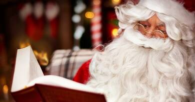 Mikulás horoszkópot olvas karácsonykor.