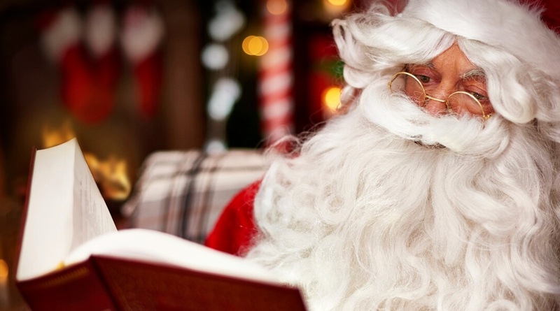 Mikulás horoszkópot olvas karácsonykor.