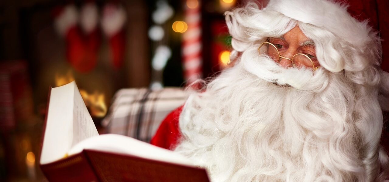 Mikulás horoszkópot olvas karácsonykor.