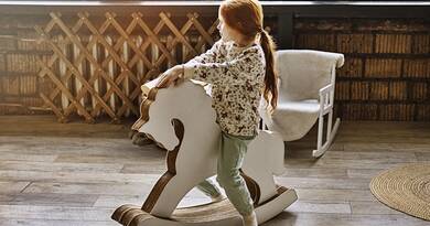 „Miért nem megy ki a divatból a hintaló? 5 ok, amiért minden lakásban ott a helye”