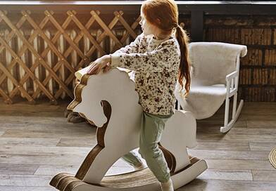 „Miért nem megy ki a divatból a hintaló? 5 ok, amiért minden lakásban ott a helye”