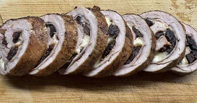 Ez az aszalt szilvával-sajttal töltött hústekercs mindenki kedvence lesz