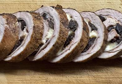 Ez az aszalt szilvával-sajttal töltött hústekercs mindenki kedvence lesz