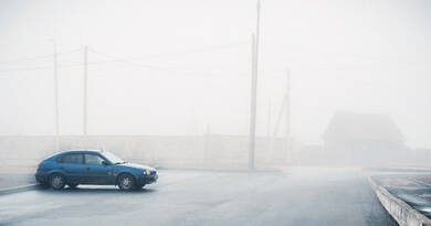 A meteorológiai előrejelzések szerint hazánk nagy részére „ráül” a köd és a pára. A szürke időt helyenként szitálás és gyenge eső is tarkíthatja, de a legnagyobb veszélyt az átmenetileg kialakuló ónos szitálás jelenti. Aki útnak indul, számítson csúszós szakaszokra!