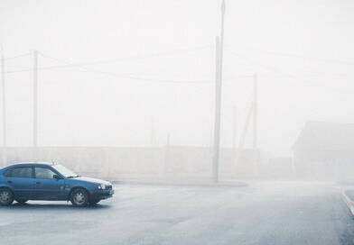 A meteorológiai előrejelzések szerint hazánk nagy részére „ráül” a köd és a pára. A szürke időt helyenként szitálás és gyenge eső is tarkíthatja, de a legnagyobb veszélyt az átmenetileg kialakuló ónos szitálás jelenti. Aki útnak indul, számítson csúszós szakaszokra!