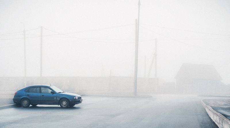 A meteorológiai előrejelzések szerint hazánk nagy részére „ráül” a köd és a pára. A szürke időt helyenként szitálás és gyenge eső is tarkíthatja, de a legnagyobb veszélyt az átmenetileg kialakuló ónos szitálás jelenti. Aki útnak indul, számítson csúszós szakaszokra!