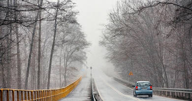 A meteorológiai előrejelzések szerint a vasárnapi nap nem a napsütésről szól majd. Egy masszív, szürke felhőtakaró borítja be az országot, amihez kellemetlen kísérőjelenségek társulnak.