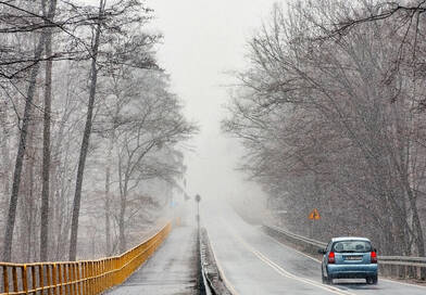 A meteorológiai előrejelzések szerint a vasárnapi nap nem a napsütésről szól majd. Egy masszív, szürke felhőtakaró borítja be az országot, amihez kellemetlen kísérőjelenségek társulnak.