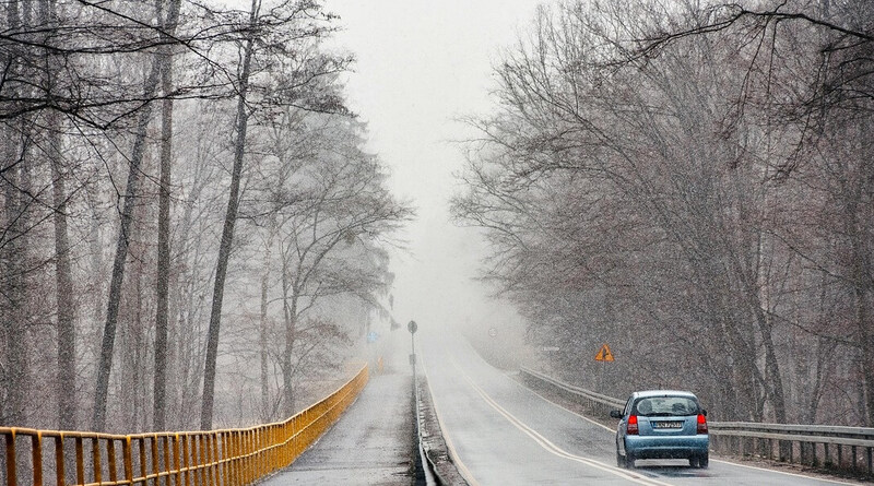 A meteorológiai előrejelzések szerint a vasárnapi nap nem a napsütésről szól majd. Egy masszív, szürke felhőtakaró borítja be az országot, amihez kellemetlen kísérőjelenségek társulnak.