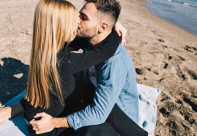 Ikerláng jelei és jellemzői. Hogyan ismerd fel az ikerlángodat? Lelki társ vs ikerláng különbség. Sorsszerű szerelem és spirituális kapcsolatok 2026-ban.