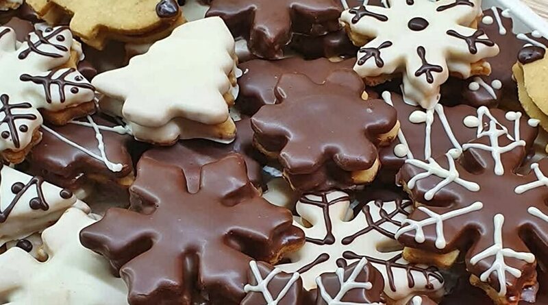 Varázslatos téli kekszek: így készíts hópelyhes és sünis mézes finomságokat otthon