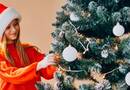 Egy mikulássapkás kislány és egy karácsonyfa: miért érint meg minket ennyire ez az egyszerű pillanat?