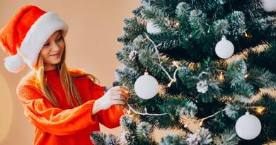 Egy mikulássapkás kislány és egy karácsonyfa: miért érint meg minket ennyire ez az egyszerű pillanat?