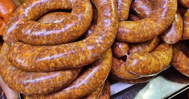 Így lesz a sült kolbász kívül ropogós, belül szaftos – egy apró trükk a titok