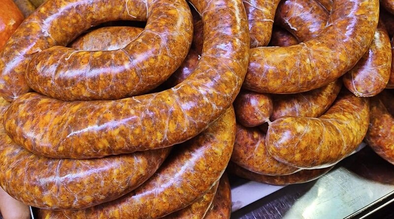 Így lesz a sült kolbász kívül ropogós, belül szaftos – egy apró trükk a titok