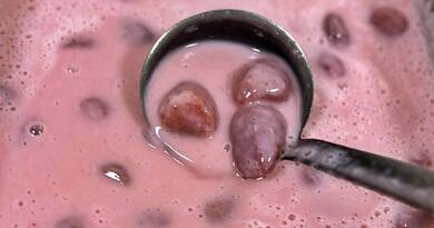 A karácsony legédesebb meglepetése: ezt az eperkrémlevest minden vendég kérni fogja