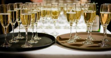 Erre való a pezsgő kupakján a piros sapka. Egész életedben rosszul ittad a pezsgőt!