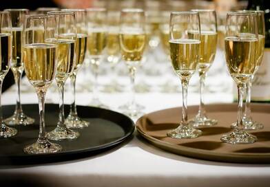 Erre való a pezsgő kupakján a piros sapka. Egész életedben rosszul ittad a pezsgőt!