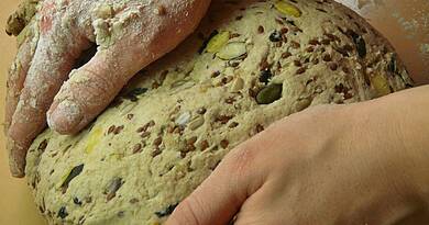 A nagymama sokmagvas csodapogácsája: a kelt tésztás recept, amiért most mindenki rajong