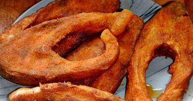 Ropogós kívül, szaftos belül: a tökéletes paprikás lisztben sült ponty titka Miért pont paprikás liszt? A lisztbe kevert őrölt pirospaprika nemcsak színt ad a bundának, hanem enyhén füstös, magyaros ízt is. A hal természetes zamatát nem nyomja el, inkább kiemeli, miközben sütés közben aranybarnára pirul. Paprikás lisztben sült ponty – klasszikus recept Hozzávalók (4 személyre) 1 kg ponty (szeletelve vagy filézve) 15 dkg finomliszt 1–1,5 evőkanál őrölt pirospaprika (ízlés szerint) só frissen őrölt fekete bors (opcionális) 2–3 gerezd fokhagyma (opcionális) bő olaj a sütéshez 1 citrom a tálaláshoz Előkészítés – itt dől el minden A pontyszeleteket alaposan mosd meg, majd papírtörlővel itass fel róla minden nedvességet. Sózd be mindkét oldalukat, és ha szeretnéd, enyhén bedörzsölheted zúzott fokhagymával is. Hagyd pihenni legalább 20–30 percig, hogy az ízek átjárják a halat. Egy tálban keverd össze a lisztet az őrölt pirospaprikával és egy csipet borssal. Panírozás és sütés A pontyszeleteket forgasd meg alaposan a paprikás lisztben. Egy serpenyőben hevíts bő olajat közepes hőfokra. Amikor az olaj már forró, de nem füstöl, helyezd bele a halat. Oldalanként 3–4 percig süsd, amíg aranybarna, ropogós kérget kap. Sütés után rácsra vagy papírtörlőre tedd, hogy a felesleges olaj lecsepegjen. Tippek, hogy igazán tökéletes legyen Ne süsd túl: a ponty gyorsan elkészül, a túlsütés kiszárítja Ha filét használsz, még rövidebb sütési idő is elég A liszt ne legyen túl vastag réteg – csak vékony bunda kell Frissen süsd, újramelegítve veszít a ropogósságából Tálalás – ahogy a nagymama is csinálná A paprikás lisztben sült pontyot friss kenyérrel, petrezselymes főtt burgonyával, esetleg ecetes salátával vagy kovászos uborkával érdemes kínálni. Egy csepp frissen facsart citromlé csak még jobban kiemeli az ízeket. Összegzés