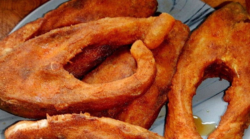 Ropogós kívül, szaftos belül: a tökéletes paprikás lisztben sült ponty titka Miért pont paprikás liszt? A lisztbe kevert őrölt pirospaprika nemcsak színt ad a bundának, hanem enyhén füstös, magyaros ízt is. A hal természetes zamatát nem nyomja el, inkább kiemeli, miközben sütés közben aranybarnára pirul. Paprikás lisztben sült ponty – klasszikus recept Hozzávalók (4 személyre) 1 kg ponty (szeletelve vagy filézve) 15 dkg finomliszt 1–1,5 evőkanál őrölt pirospaprika (ízlés szerint) só frissen őrölt fekete bors (opcionális) 2–3 gerezd fokhagyma (opcionális) bő olaj a sütéshez 1 citrom a tálaláshoz Előkészítés – itt dől el minden A pontyszeleteket alaposan mosd meg, majd papírtörlővel itass fel róla minden nedvességet. Sózd be mindkét oldalukat, és ha szeretnéd, enyhén bedörzsölheted zúzott fokhagymával is. Hagyd pihenni legalább 20–30 percig, hogy az ízek átjárják a halat. Egy tálban keverd össze a lisztet az őrölt pirospaprikával és egy csipet borssal. Panírozás és sütés A pontyszeleteket forgasd meg alaposan a paprikás lisztben. Egy serpenyőben hevíts bő olajat közepes hőfokra. Amikor az olaj már forró, de nem füstöl, helyezd bele a halat. Oldalanként 3–4 percig süsd, amíg aranybarna, ropogós kérget kap. Sütés után rácsra vagy papírtörlőre tedd, hogy a felesleges olaj lecsepegjen. Tippek, hogy igazán tökéletes legyen Ne süsd túl: a ponty gyorsan elkészül, a túlsütés kiszárítja Ha filét használsz, még rövidebb sütési idő is elég A liszt ne legyen túl vastag réteg – csak vékony bunda kell Frissen süsd, újramelegítve veszít a ropogósságából Tálalás – ahogy a nagymama is csinálná A paprikás lisztben sült pontyot friss kenyérrel, petrezselymes főtt burgonyával, esetleg ecetes salátával vagy kovászos uborkával érdemes kínálni. Egy csepp frissen facsart citromlé csak még jobban kiemeli az ízeket. Összegzés