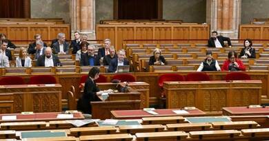 Képviselők az Országgyűlés ellenzéki képviselők által kezdeményezett rendkívüli ülésén 2025. december 18-án. Határozatképtelenség miatt csak napirend előtti felszólalások hangzottak el december 18-ra virradó éjszaka az Országgyűlés rendkívüli ülésén, amit 41 ellenzéki képviselő kezdeményezett a Szőlő utcai javítóintézetben történtek és a kormányzati felelősség megvitatására.