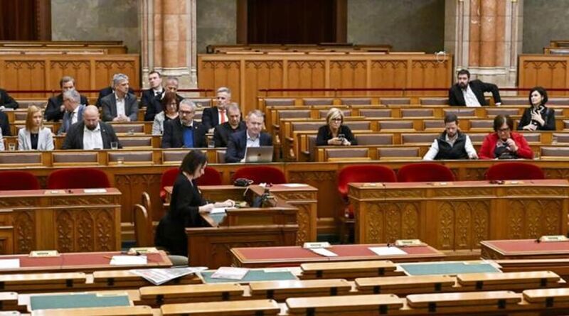 Képviselők az Országgyűlés ellenzéki képviselők által kezdeményezett rendkívüli ülésén 2025. december 18-án. Határozatképtelenség miatt csak napirend előtti felszólalások hangzottak el december 18-ra virradó éjszaka az Országgyűlés rendkívüli ülésén, amit 41 ellenzéki képviselő kezdeményezett a Szőlő utcai javítóintézetben történtek és a kormányzati felelősség megvitatására.