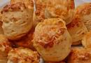 Ez a sajtos pogácsa mindenkit levesz a lábáról – puha belül, ropogós kívül, és napokig finom marad