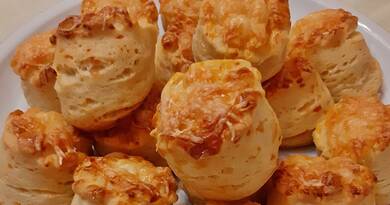 Ez a sajtos pogácsa mindenkit levesz a lábáról – puha belül, ropogós kívül, és napokig finom marad