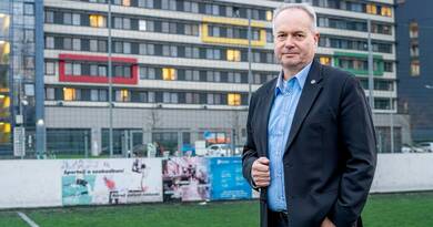 A SPEED 2026 konferenciát a Magyar Labdarúgó Szövetség Orvosi Bizottsága a Széchenyi István Egyetemmel közösen rendezi meg januárban. A felvételen dr. Szelid Zsolt főszervező, a Széchenyi István Egyetem Egészség- és Sporttudományi Kar Sportmedicina és Digitális Egészségtudományi Tanszékének vezetője, a Magyar Labdarúgó Szövetség Orvosi Bizottságának elnöke a győri campuson.