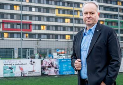 A SPEED 2026 konferenciát a Magyar Labdarúgó Szövetség Orvosi Bizottsága a Széchenyi István Egyetemmel közösen rendezi meg januárban. A felvételen dr. Szelid Zsolt főszervező, a Széchenyi István Egyetem Egészség- és Sporttudományi Kar Sportmedicina és Digitális Egészségtudományi Tanszékének vezetője, a Magyar Labdarúgó Szövetség Orvosi Bizottságának elnöke a győri campuson.