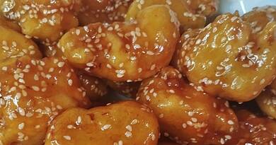 A karácsony legújabb sztárja: ragacsos-mézes, szezámmagos csirke, amit mindenki imádni fog