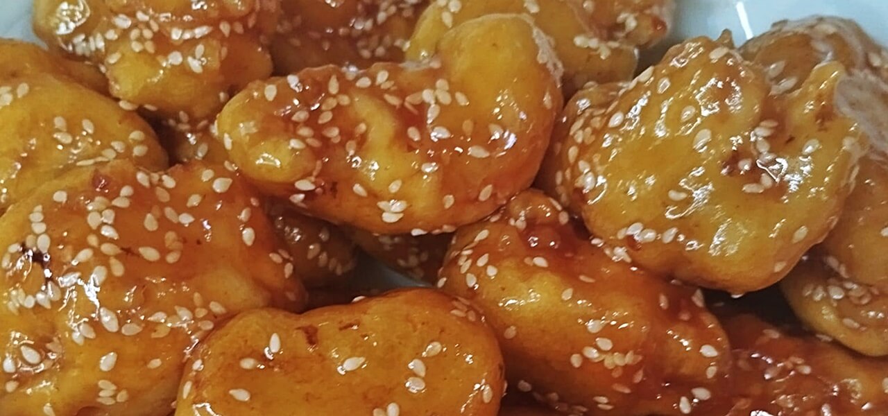 A karácsony legújabb sztárja: ragacsos-mézes, szezámmagos csirke, amit mindenki imádni fog